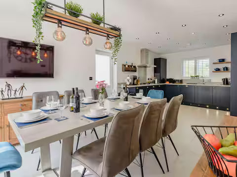 8 Guest 4 Bedroom Cottage - Bradwell