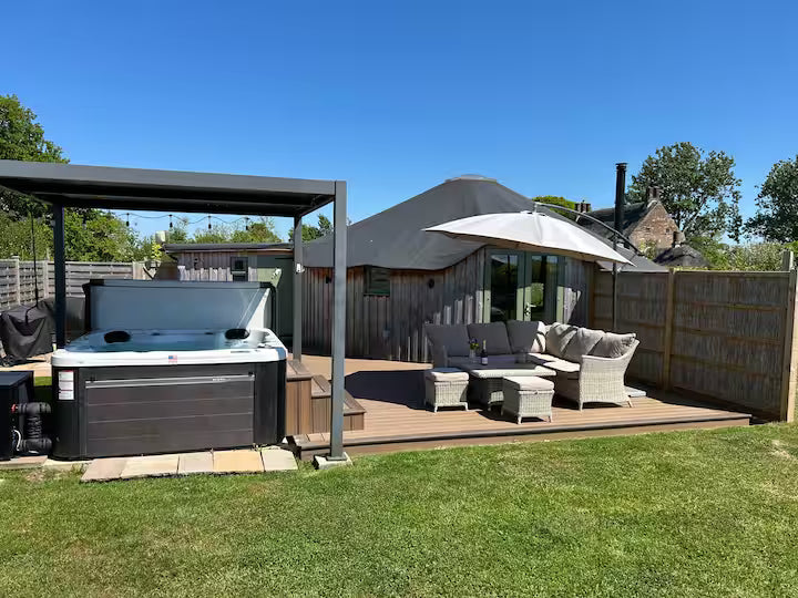 Roundhouse & Hot Tub - Norfolk