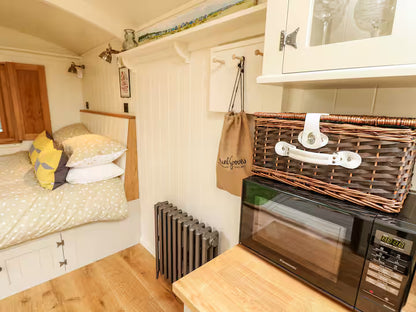 Shepherd Hut & Hot Tub- Bournemouth