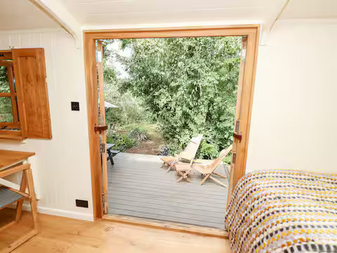 Shepherd Hut & Hot Tub- Bournemouth
