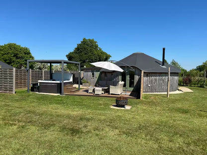 Roundhouse & Hot Tub - Norfolk