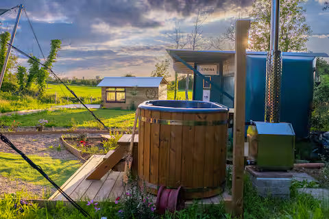 Romantic Wagon & Farm Stay - Kent