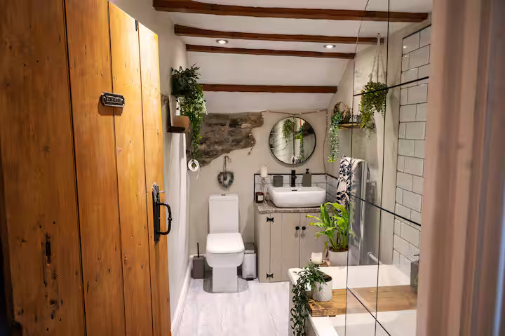 Modernised 1700's Cottage - Derbyshire
