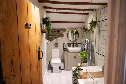 Modernised 1700's Cottage - Derbyshire