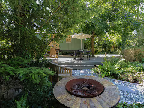 Shepherd Hut & Hot Tub- Bournemouth
