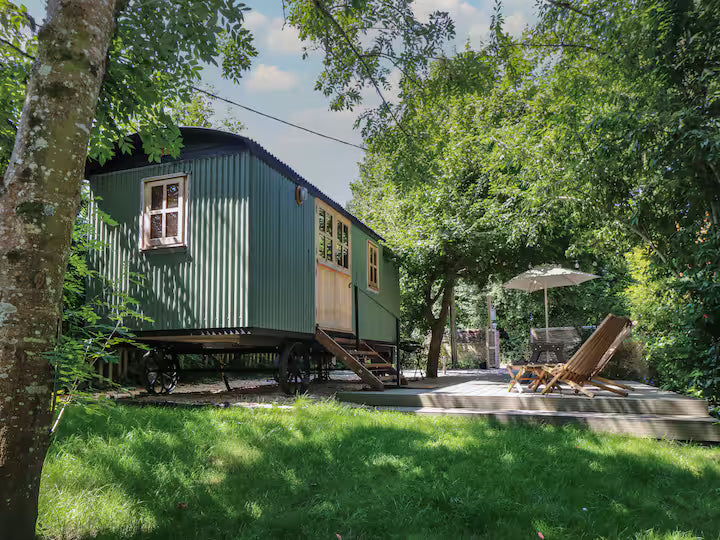Shepherd Hut & Hot Tub- Bournemouth