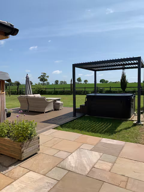Roundhouse & Hot Tub - Norfolk