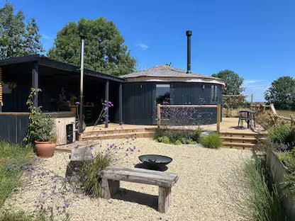 Luxury Roundhouse & Hot Tub - North Curry