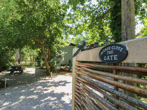 Shepherd Hut & Hot Tub- Bournemouth