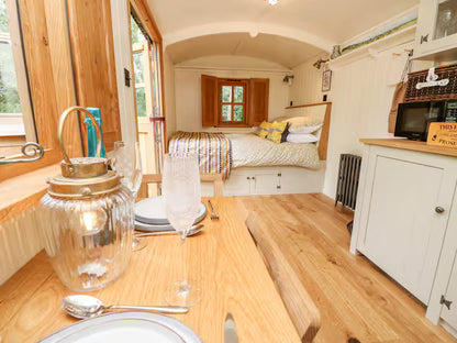 Shepherd Hut & Hot Tub- Bournemouth