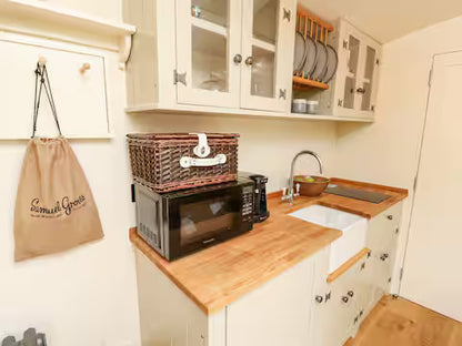 Shepherd Hut & Hot Tub- Bournemouth