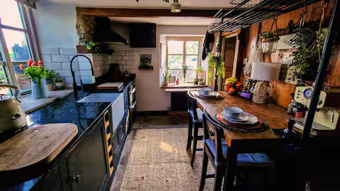 Modernised 1700's Cottage - Derbyshire