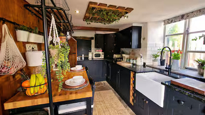 Modernised 1700's Cottage - Derbyshire
