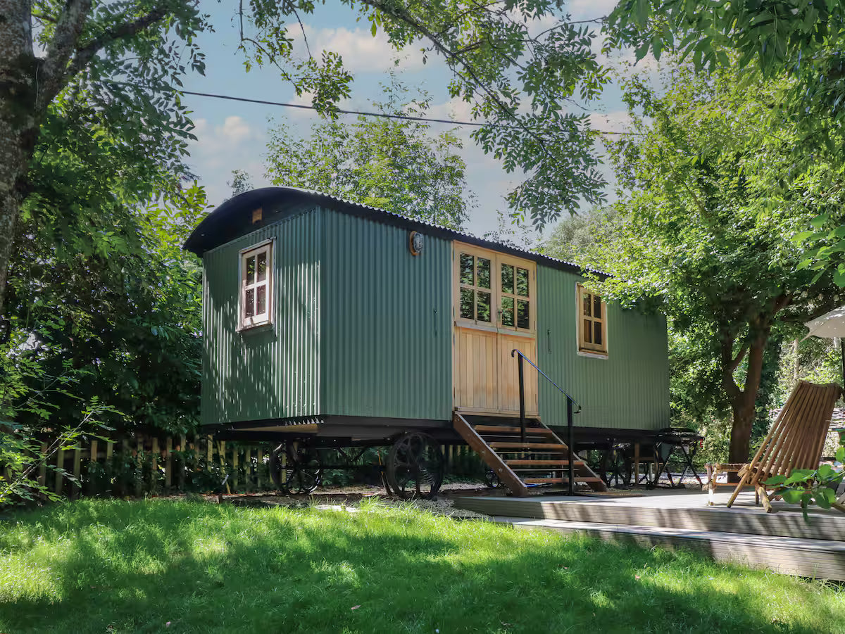 Shepherd Hut & Hot Tub- Bournemouth