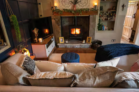 Modernised 1700's Cottage - Derbyshire