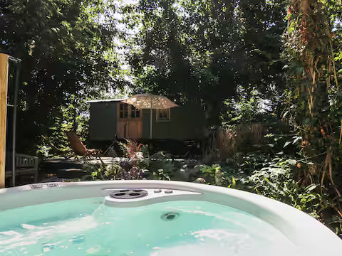 Shepherd Hut & Hot Tub- Bournemouth