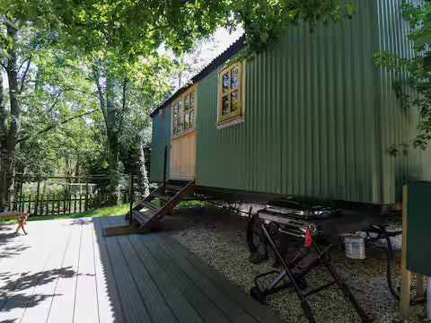 Shepherd Hut & Hot Tub- Bournemouth