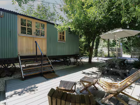 Shepherd Hut & Hot Tub- Bournemouth