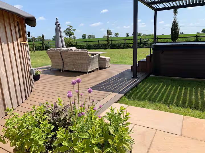 Roundhouse & Hot Tub - Norfolk