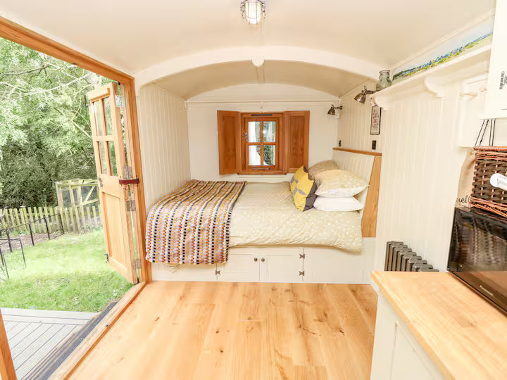 Shepherd Hut & Hot Tub- Bournemouth